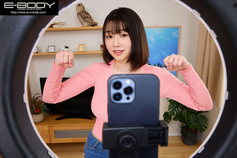 【VR】着衣巨乳でバズった人気T●kT●kerは僕の彼女 撮影の裏でイチャラブ中出しセックスしていることをファンは知らない 小坂ひまり 画像12